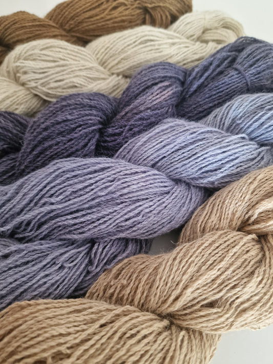 100% hofeigene Alpakawolle mit Naturmaterialien gefärbt