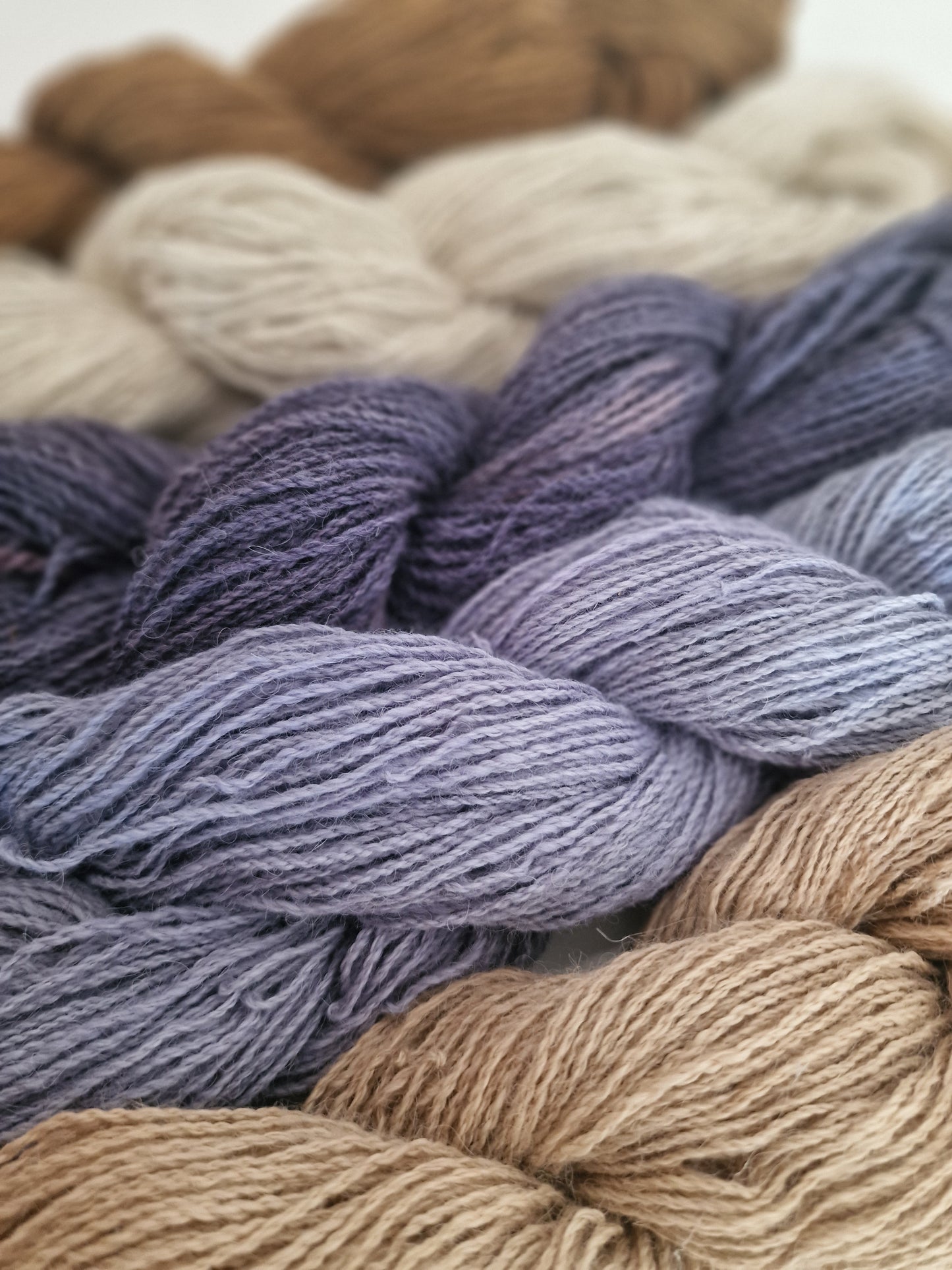 100% hofeigene Alpakawolle mit Naturmaterialien gefärbt