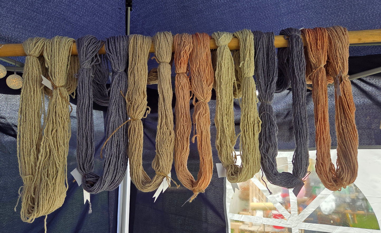 100% hofeigene Alpakawolle mit Naturmaterialien gefärbt